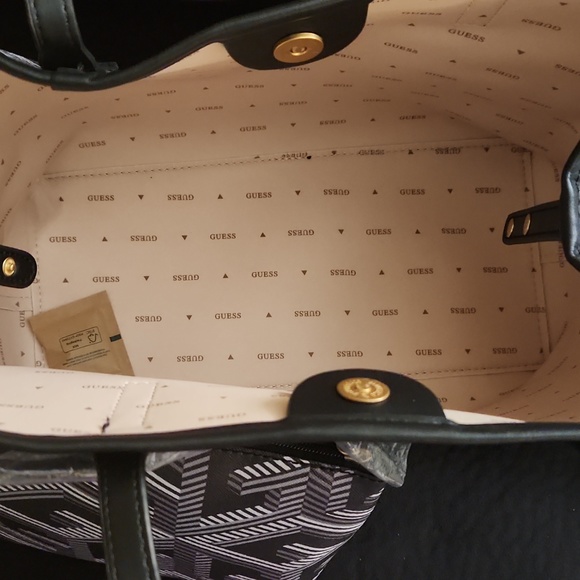 New Guess shoulder bag and hand bag. - Picture 4 of 4